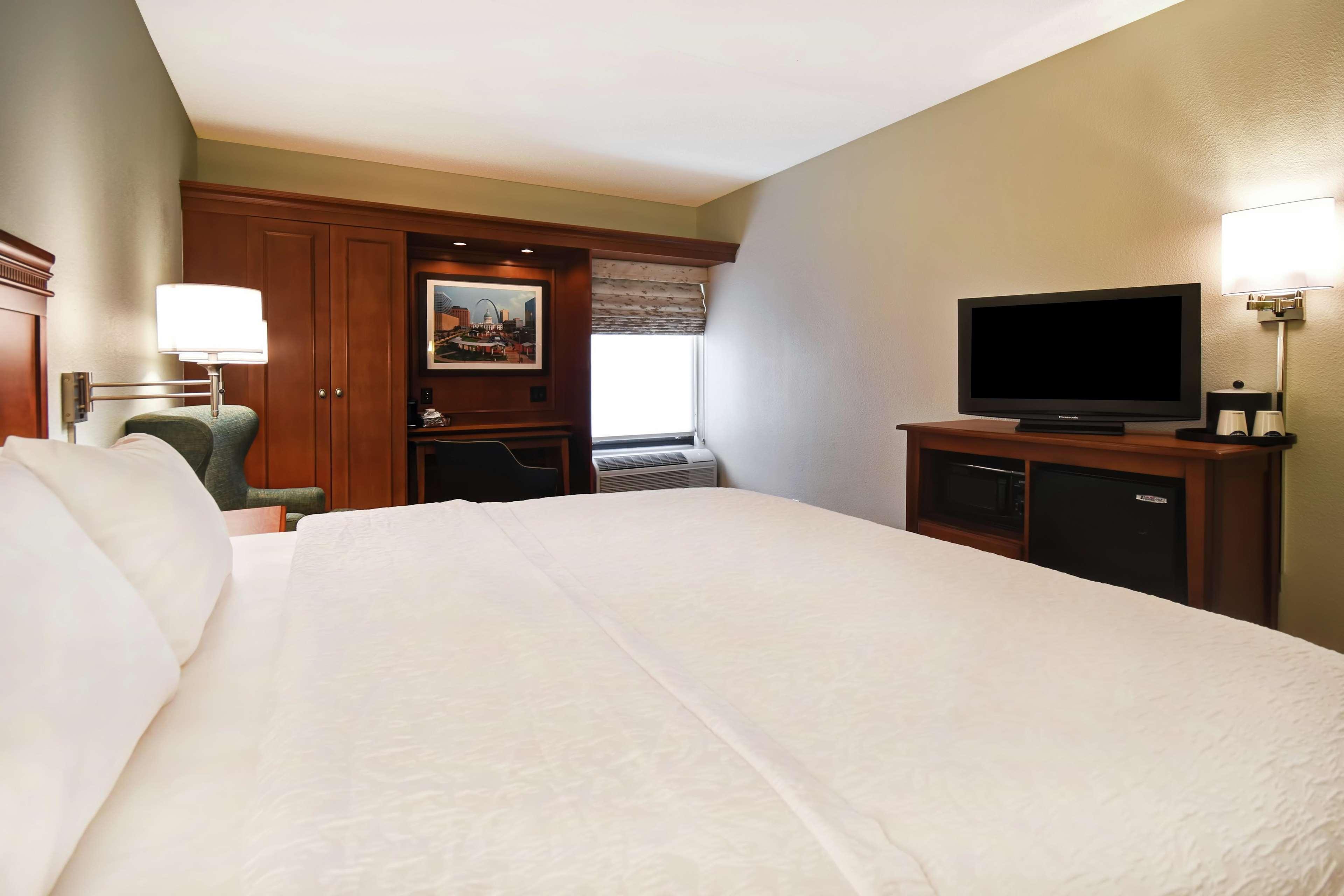 Hampton Inn St. Louis - Westport Maryland Heights Bagian luar foto